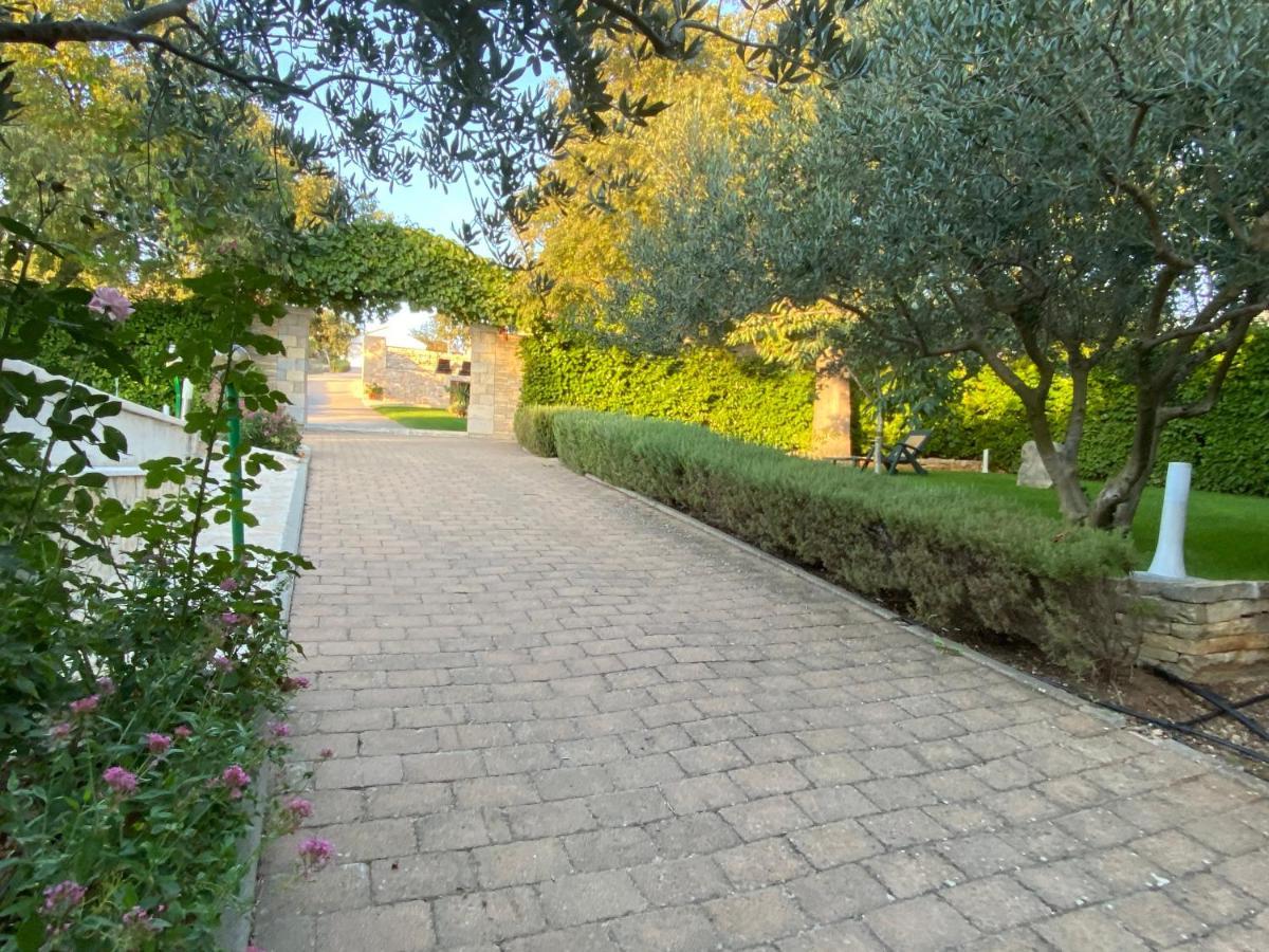 Stone Homes Stankovci With Pool And Mediterranean Gardens Villa *